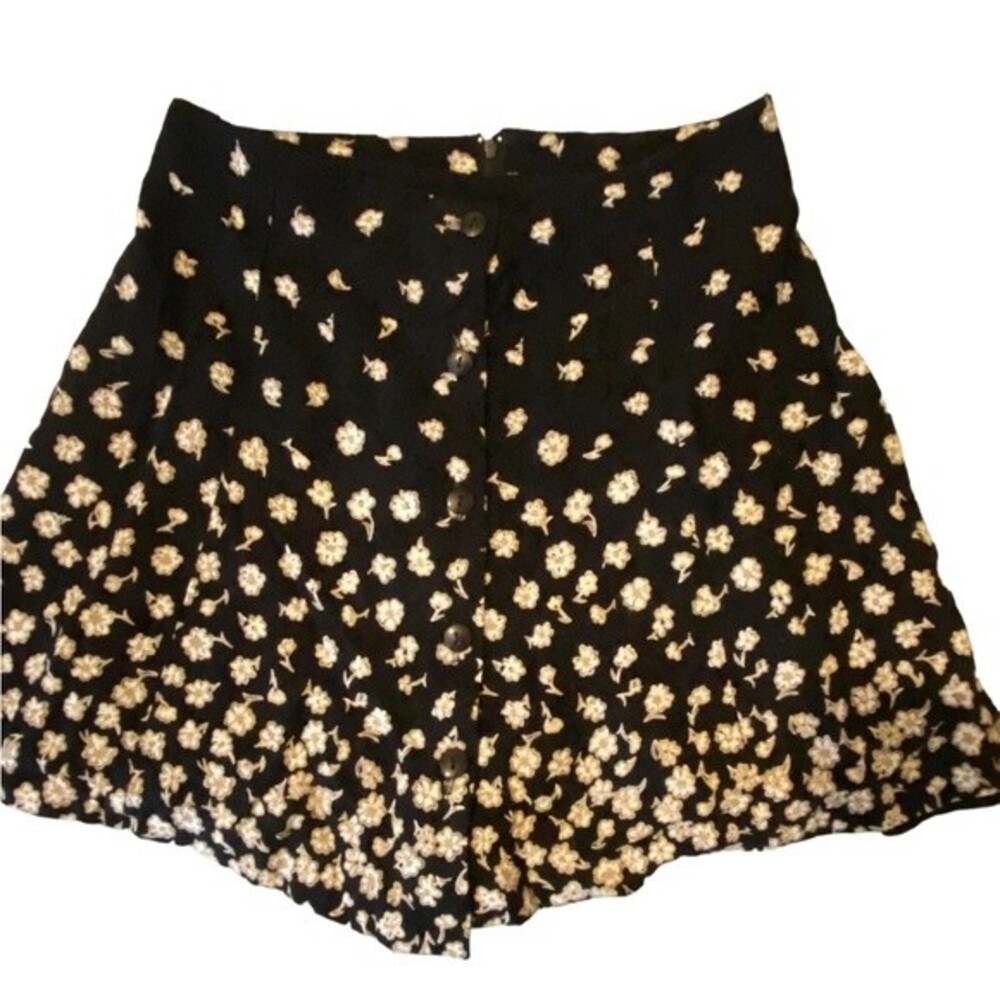 Vintage juniors black floral high rise mini skort, shorts diff. Pattern, Size 7